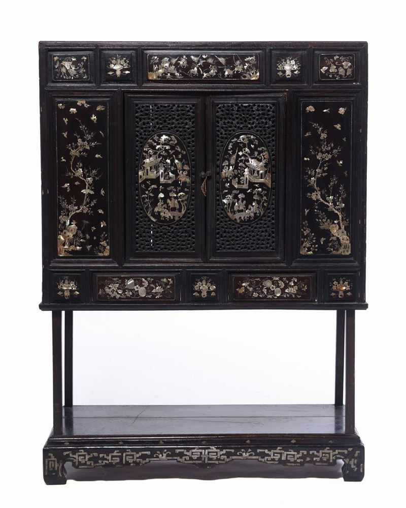 Credenza a due ante in legno di homu, XIX secolo  - Asta Fine Chinese Works of Art - Cambi Casa d'Aste