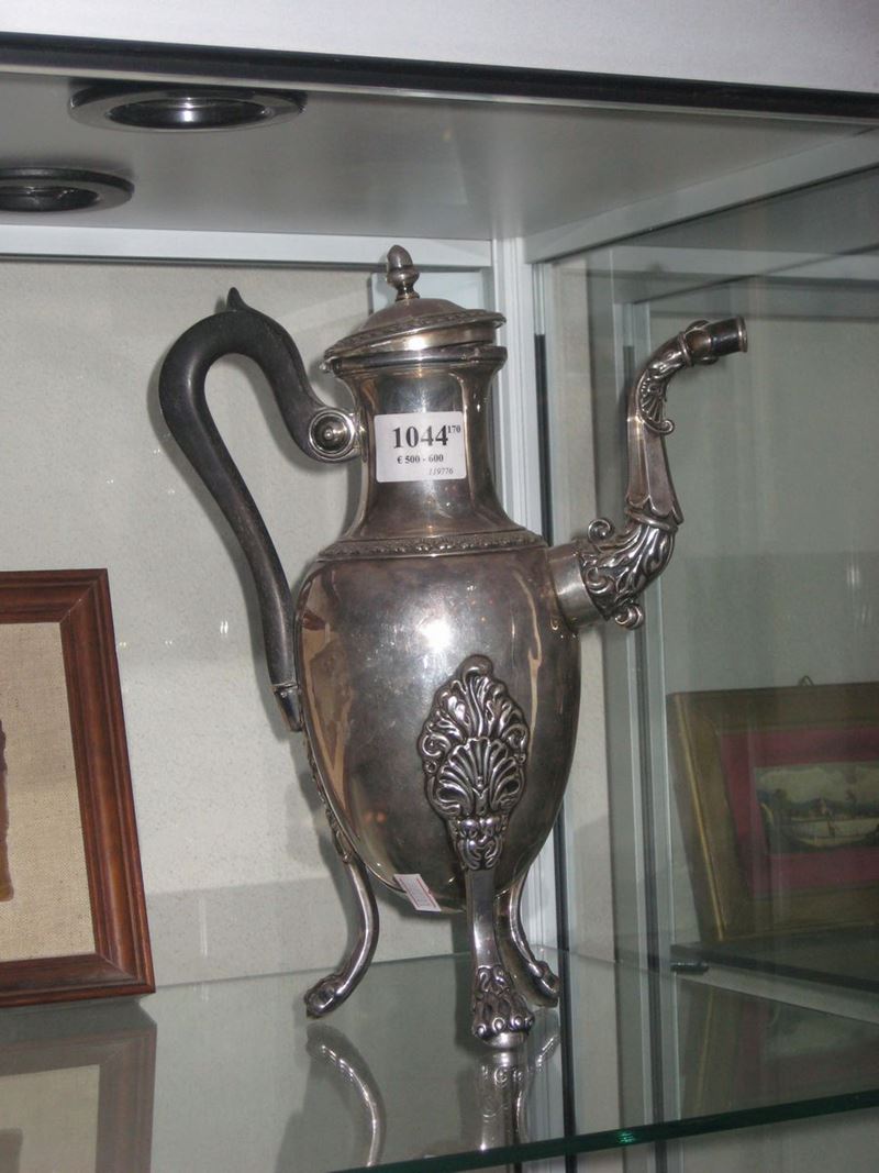 Caffettiera in argento con manico in legno ebanoizzato  - Asta Arredi e Oggetti d'Arte da Importanti Collezioni Private - Cambi Casa d'Aste