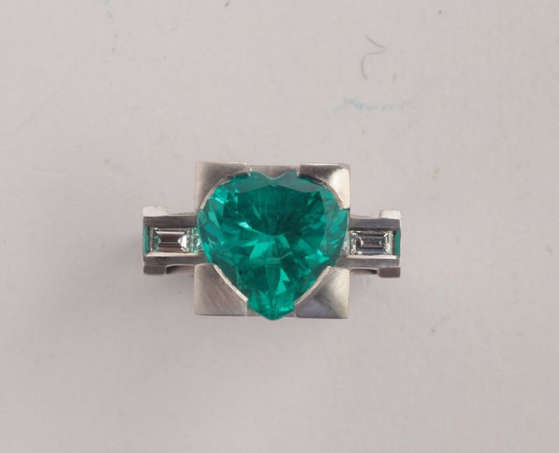 Tower. A heart-cut emerald and  4 baguette diamonds ring. By Enrico Cirio, Italy 2003. Accompanied by R.A.G. Turin Italy  - Auction Silver, Watches, Antique and Contemporary Jewelry - Cambi Casa d'Aste