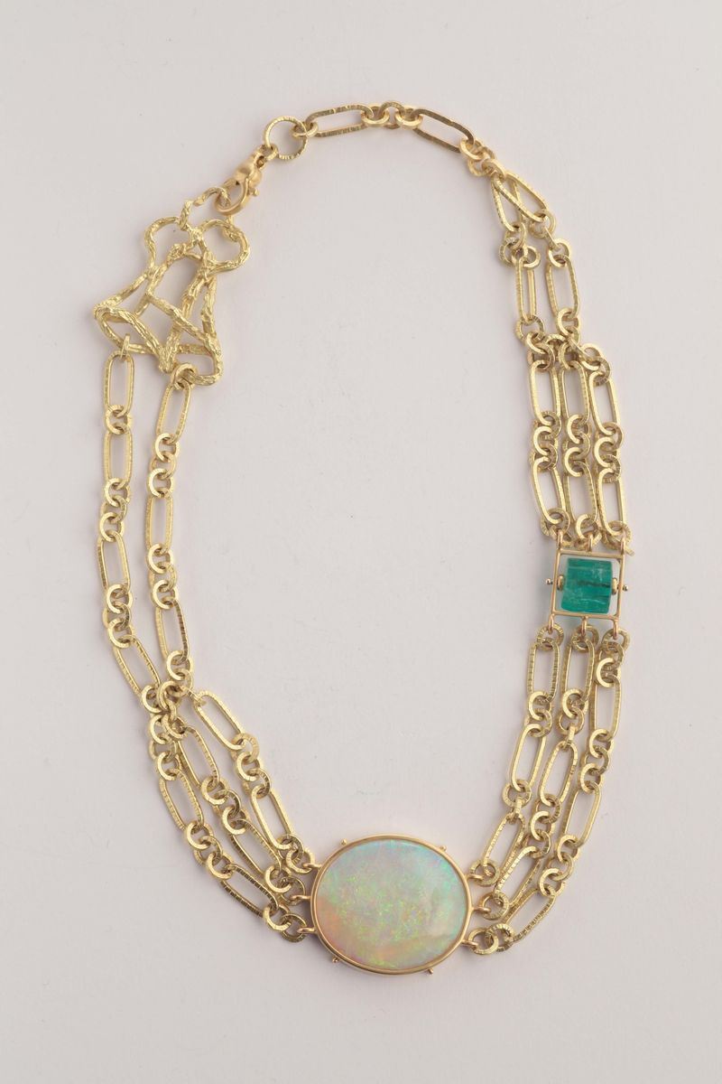 Necklace with opale weighing ct.30,68 and emerald weighing ct.12,52.By Enrico Cirio, Italy. Accompanied by R.A.G. Turin, Italy  - Auction Silver, Watches, Antique and Contemporary Jewelry - Cambi Casa d'Aste