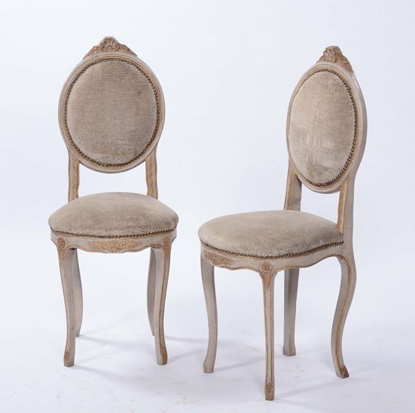 Coppia di sedie in stile in legno laccato e dorato