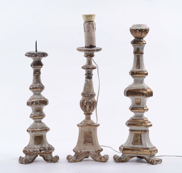 Lotto di tre candelieri in legno laccato, XVIII secolo