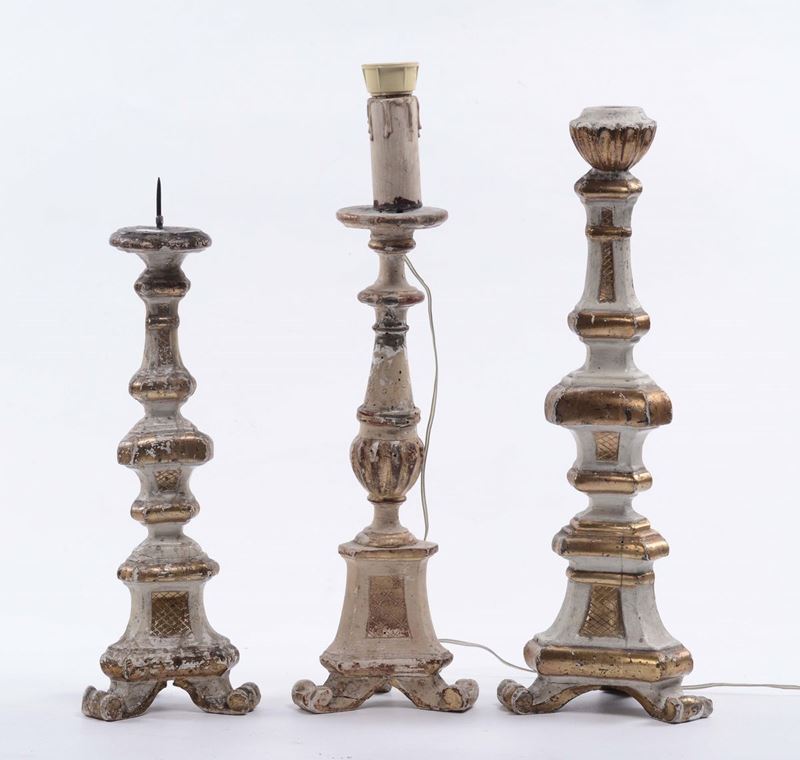 Lotto di tre candelieri in legno laccato, XVIII secolo  - Asta Arredi e Oggetti d'Arte da Importanti Collezioni Private - Cambi Casa d'Aste