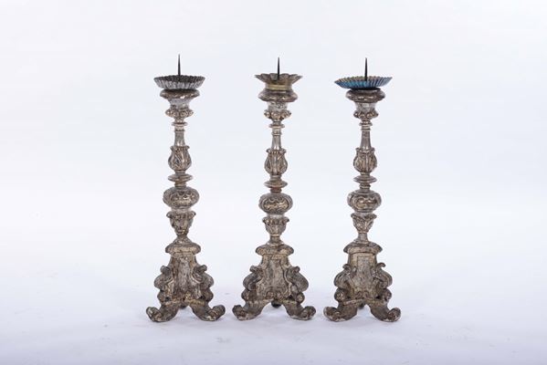 Tre candelieri in legno argentato ed intagliato, XVIII secolo
