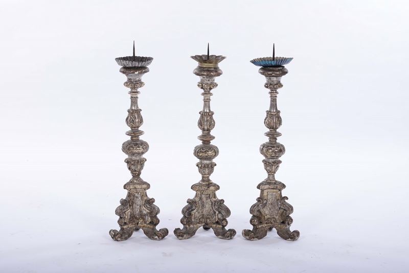 Tre candelieri in legno argentato ed intagliato, XVIII secolo  - Asta Arredi e Oggetti d'Arte da Importanti Collezioni Private - Cambi Casa d'Aste