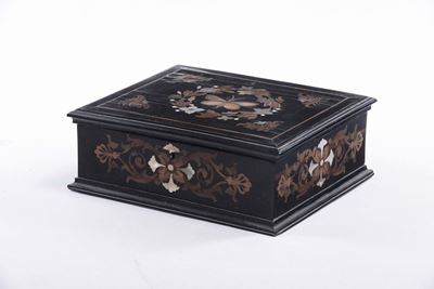 Scatola Intarsiata in Legno Dolce e Madreperla, XIX Secolo