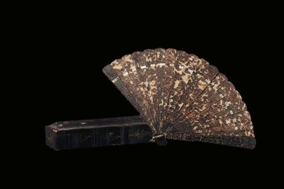 Ventaglio in Tartaruga Intagliato a Rilievo con Scatola Laccata, Cina, Dinastia Qing, XIX Secolo