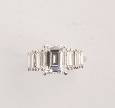 Anello con Diamante Taglio Smeraldo di Ct 3,12ca