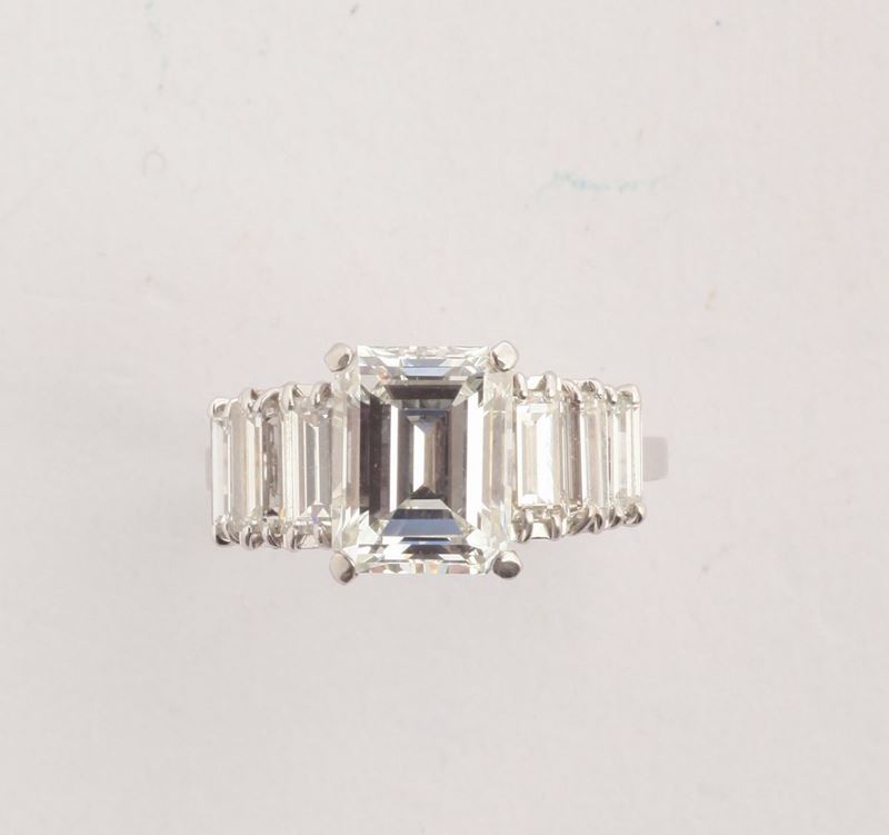 A diamond and platinum ring. Emerald-cut diamond weighing ct.3,12 circa  - Auction Silver, Watches, Antique and Contemporary Jewelry - Cambi Casa d'Aste