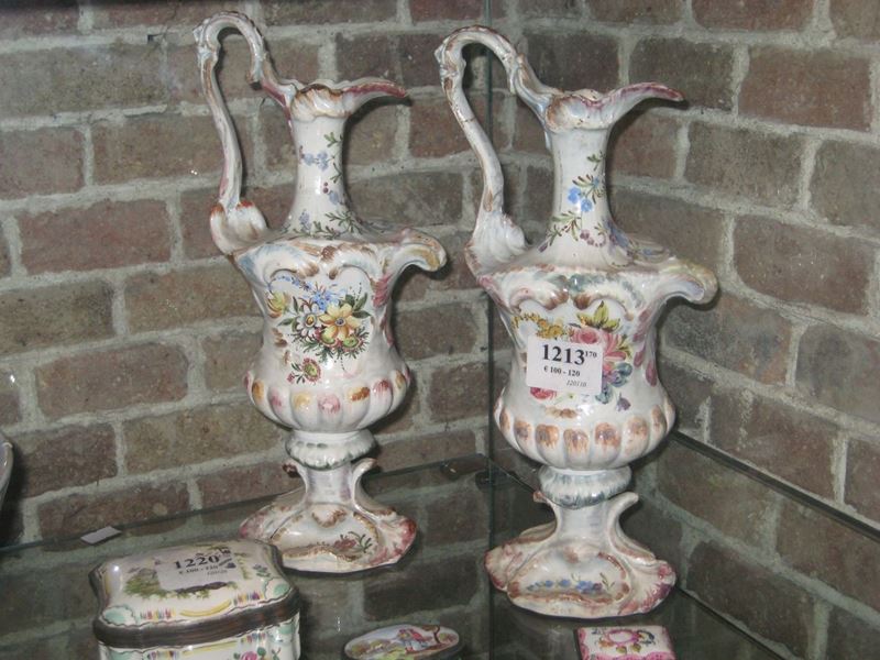 Due brocche in maiolica con decoro floreale  - Asta Arredi e Oggetti d'Arte da Importanti Collezioni Private - Cambi Casa d'Aste