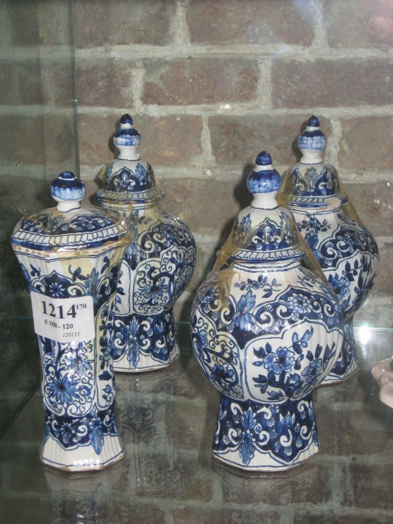 Quattro piccoli vasetti in maiolica, Delft  - Asta Arredi e Oggetti d'Arte da Importanti Collezioni Private - Cambi Casa d'Aste