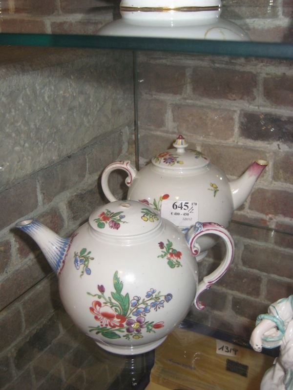 Due teiere in porcellana, XVIII secolo