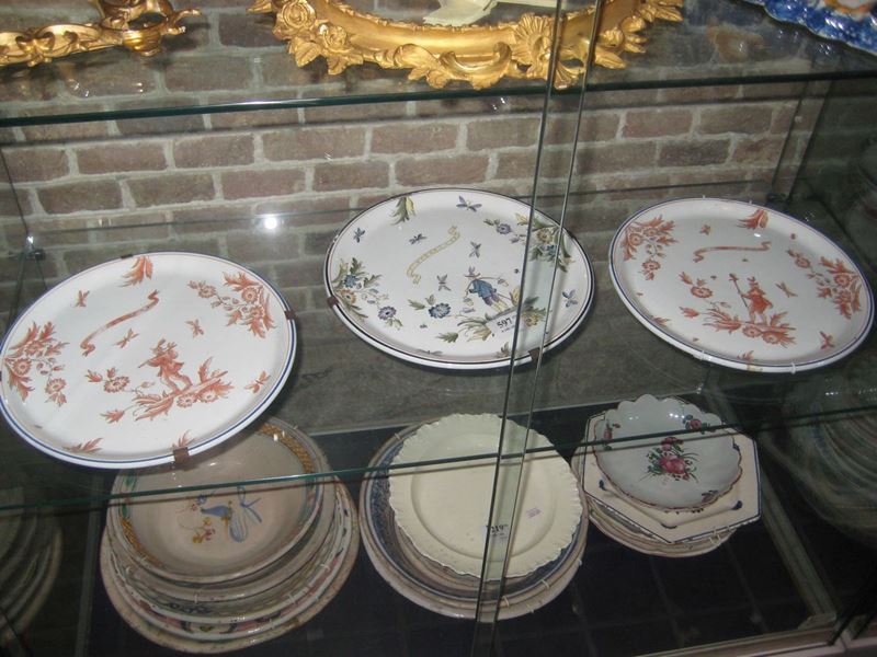 Tre piatti in maiolica, Manifattura San Cristoforo  - Auction Furnishings and Works of Art from Important Private Collections - Cambi Casa d'Aste