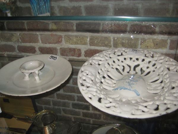 Piatto e alzatina in maiolica bianca