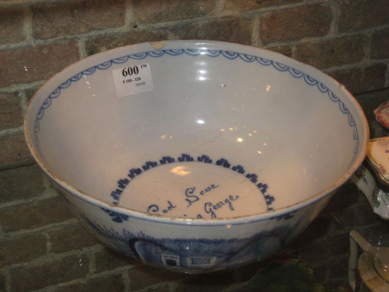 Grande ciotola commemorativa in maiolica  - Asta Arredi e Oggetti d'Arte da Importanti Collezioni Private - Cambi Casa d'Aste