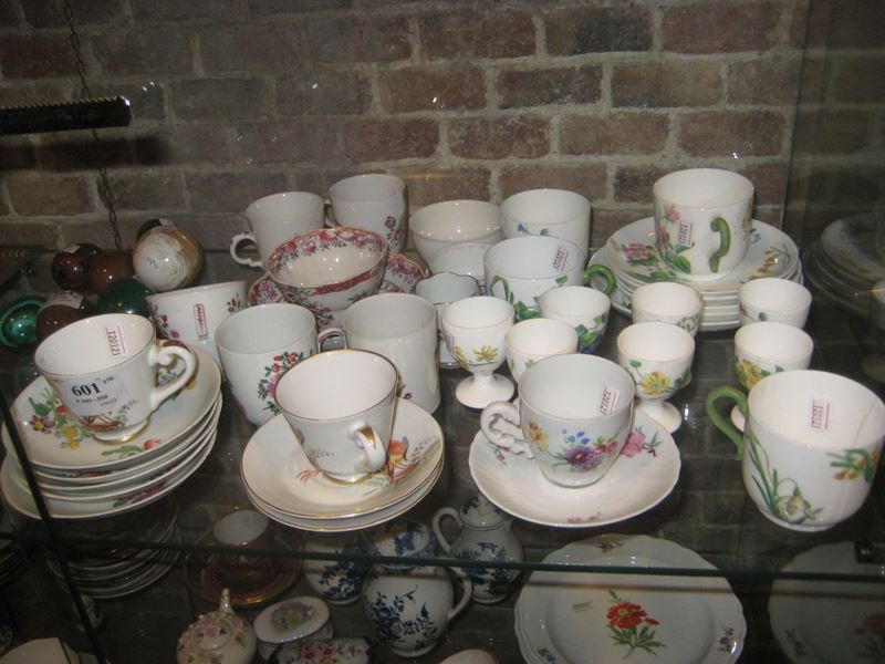 Collezione di tazzine in maiolica con decoro floreale, diverse manifatture principalmente del XVIII secolo  - Asta Asta a Tempo 8-2014 - Cambi Casa d'Aste