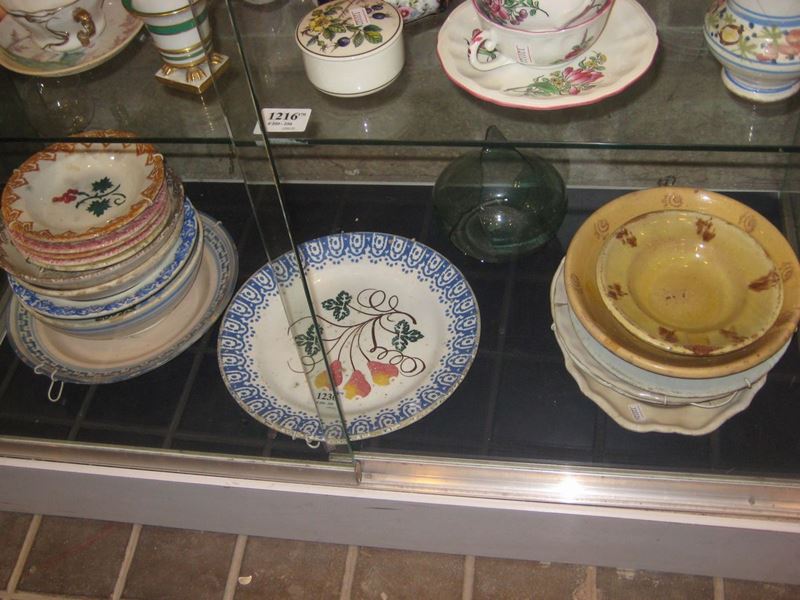 Lotto di piatti in terraglia e maiolica di manifatture popolari  - Asta Arredi e Oggetti d'Arte da Importanti Collezioni Private - Cambi Casa d'Aste