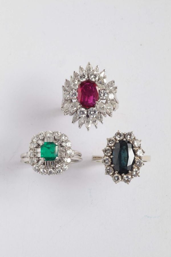 Lotto composto da tre anelli con smeraldo, rubino e zaffiro