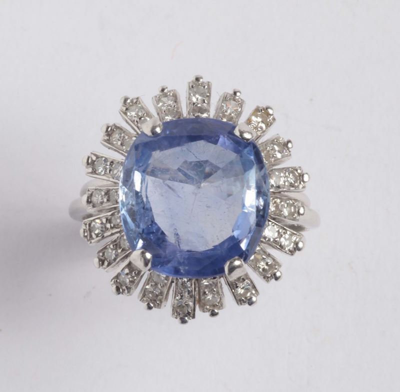 A sapphire and diamond cluster ring. Sapphire weighing ct.10,50 circa. No indication  of heating (NTE)  - Auction Silver, Watches, Antique and Contemporary Jewelry - Cambi Casa d'Aste