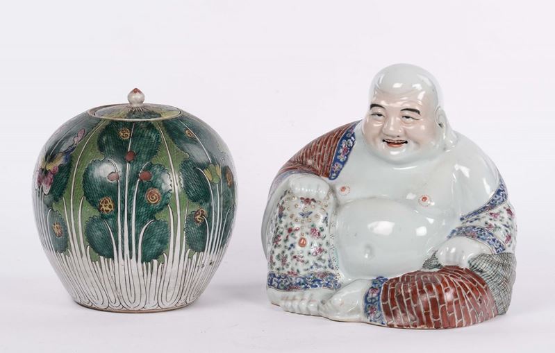 Vaso e Buddha in porcellana, Cina  - Auction Furnishings and Works of Art from Important Private Collections - Cambi Casa d'Aste