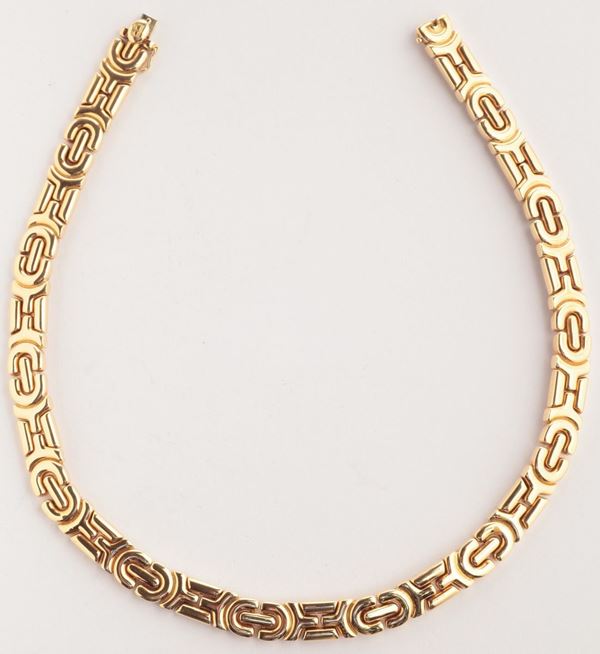 A gold nacklace. Signed Bulgari