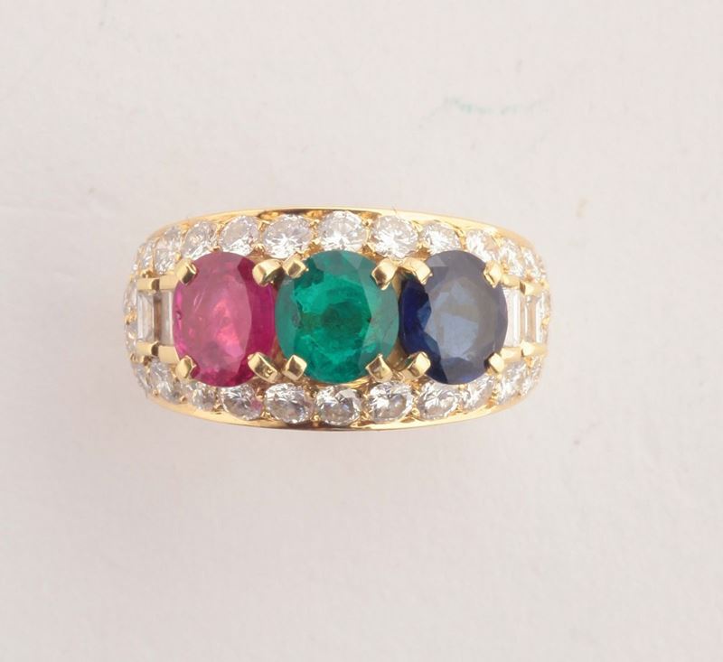 Bulgari, anello Trombino con zaffiro, smeraldo e rubino  - Asta Argenti, Orologi e Gioielli Antichi e Contemporanei - Cambi Casa d'Aste