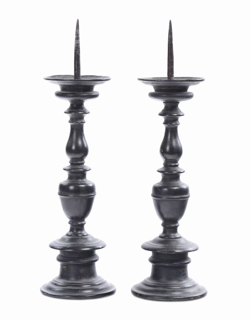 Coppia di candelieri in bronzo, XVII secolo  - Asta Arredi e Oggetti d'Arte da Importanti Collezioni Private - Cambi Casa d'Aste