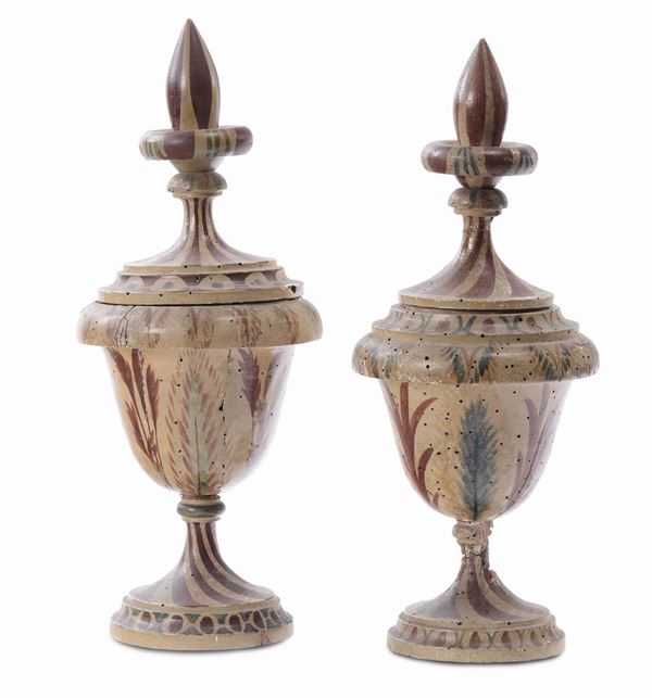 Coppia di vasi a guisa di pigne in legno laccato, XVIII secolo