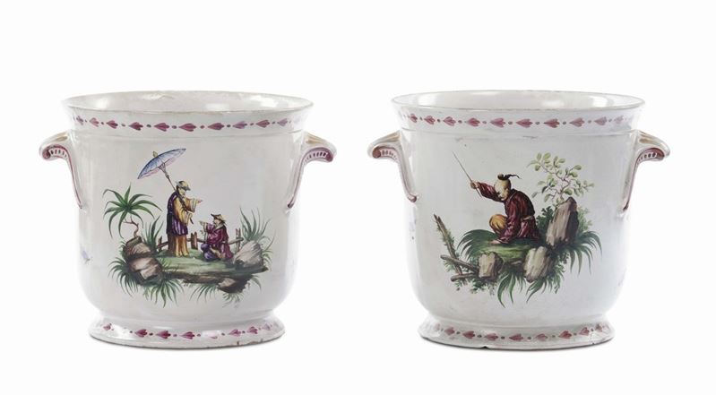 Coppia di rinfrescatoi in maiolica policroma, XVIII secolo  - Asta Arredi e Oggetti d'Arte da Importanti Collezioni Private - Cambi Casa d'Aste
