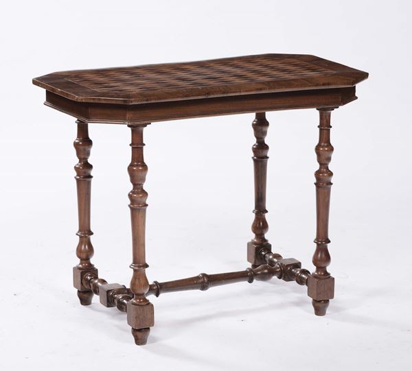 Tavolino in noce con piano ottagonale intarsiato a marquetterie