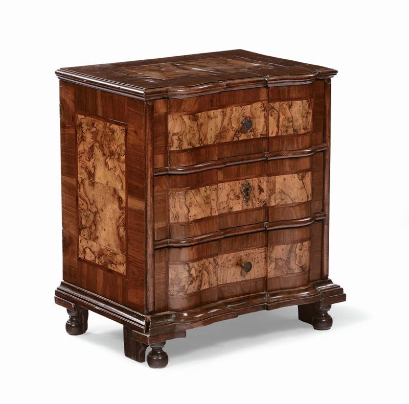 Comoncino inginocchiatoio Luigi XIV interamente lastronato, Veneto XVIII secolo  - Asta Arredi e Oggetti d'Arte da Importanti Collezioni Private - Cambi Casa d'Aste