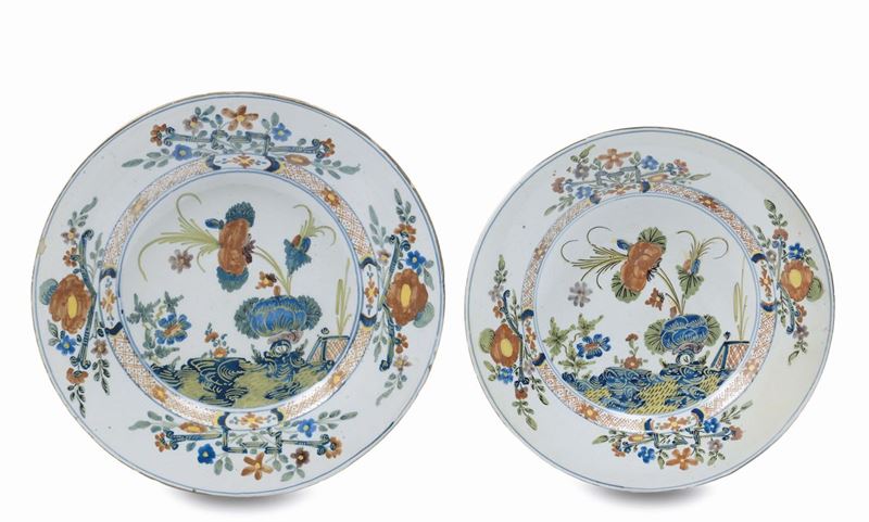 Due piatti in maiolica con decorazione al garofano, Faenza XVIII secolo  - Asta Arredi e Oggetti d'Arte da Importanti Collezioni Private - Cambi Casa d'Aste