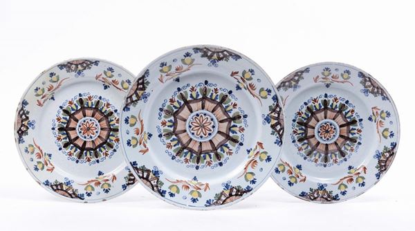 Lotto di tre piatti in maiolica, Delft XVIII secolo