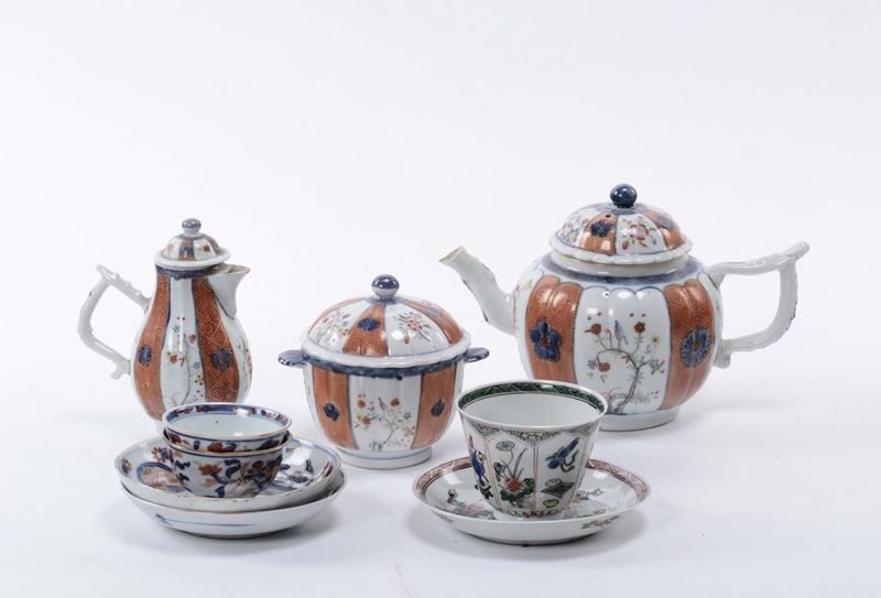 Lotto di tre tazzine e servizietto in porcellana, Cina XVIII secolo  - Asta Arredi e Oggetti d'Arte da Importanti Collezioni Private - Cambi Casa d'Aste