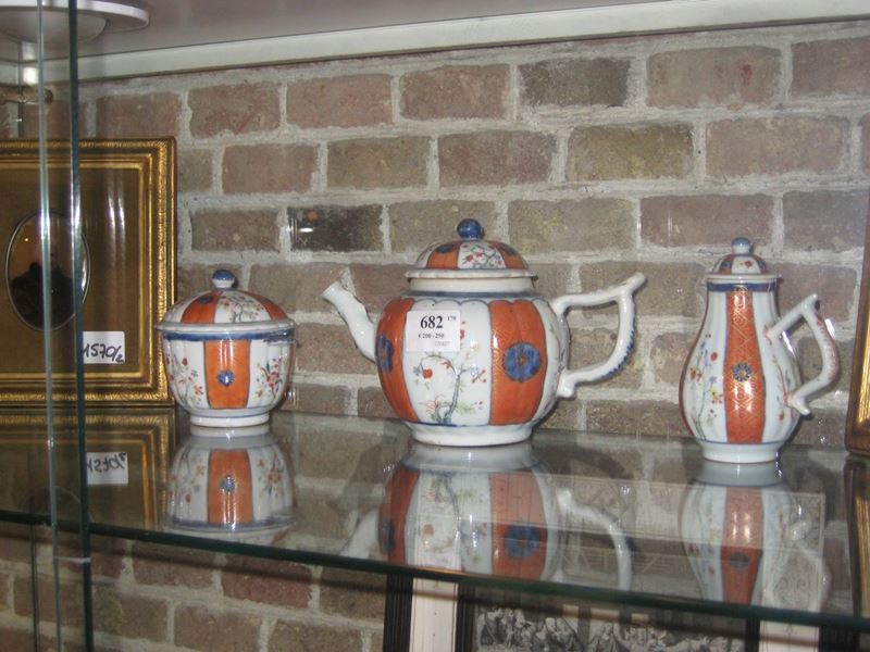 Teiera, caffettiera e zuccheriera in porcellana, Cina XIX secolo  - Asta Arredi e Oggetti d'Arte da Importanti Collezioni Private - Cambi Casa d'Aste