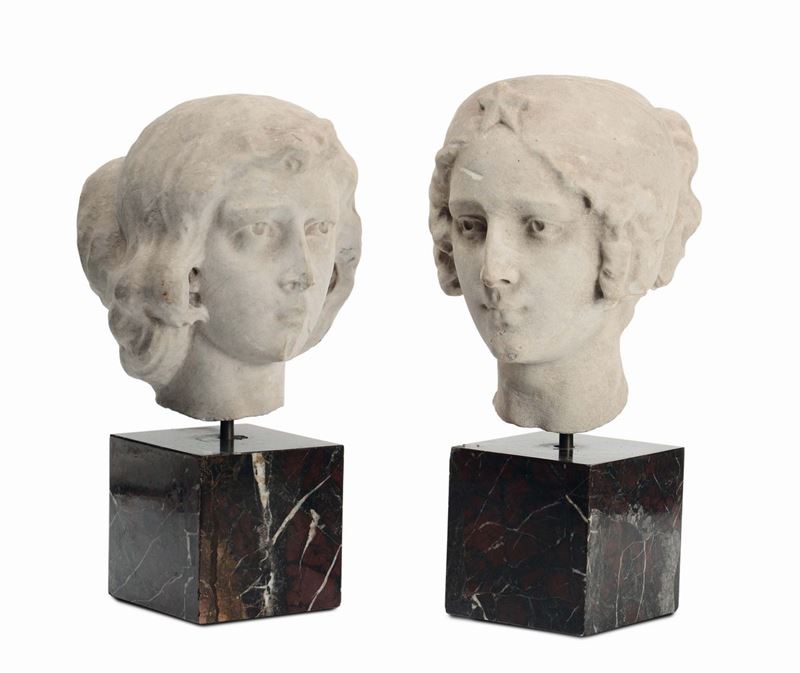 Coppia di volti femminili in marmo bianco, probabile XIX secolo  - Asta Arredi dalle dimore degli eredi Ercole Marelli e altre provenienze - Cambi Casa d'Aste