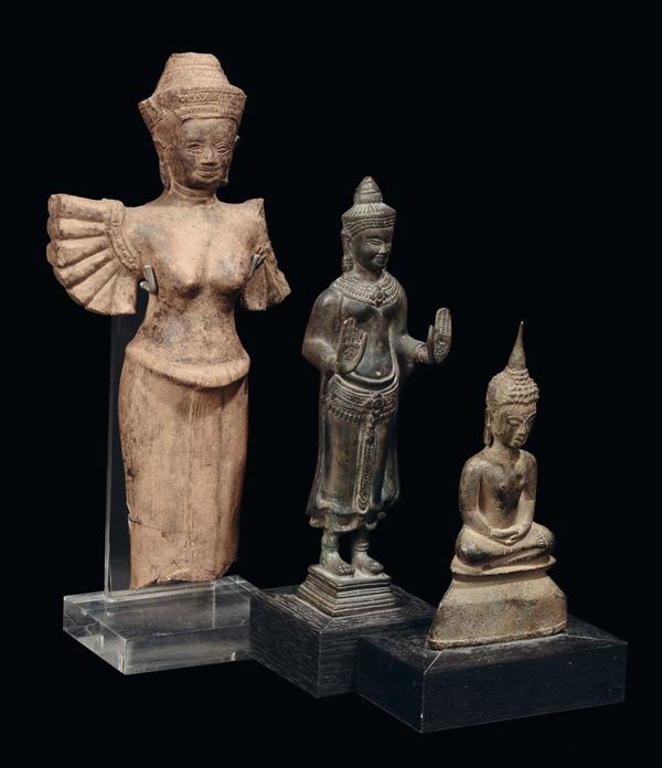 Lotto di due statuette in bronzo e una in pietra arenaria, Thailandia, XVII secolo