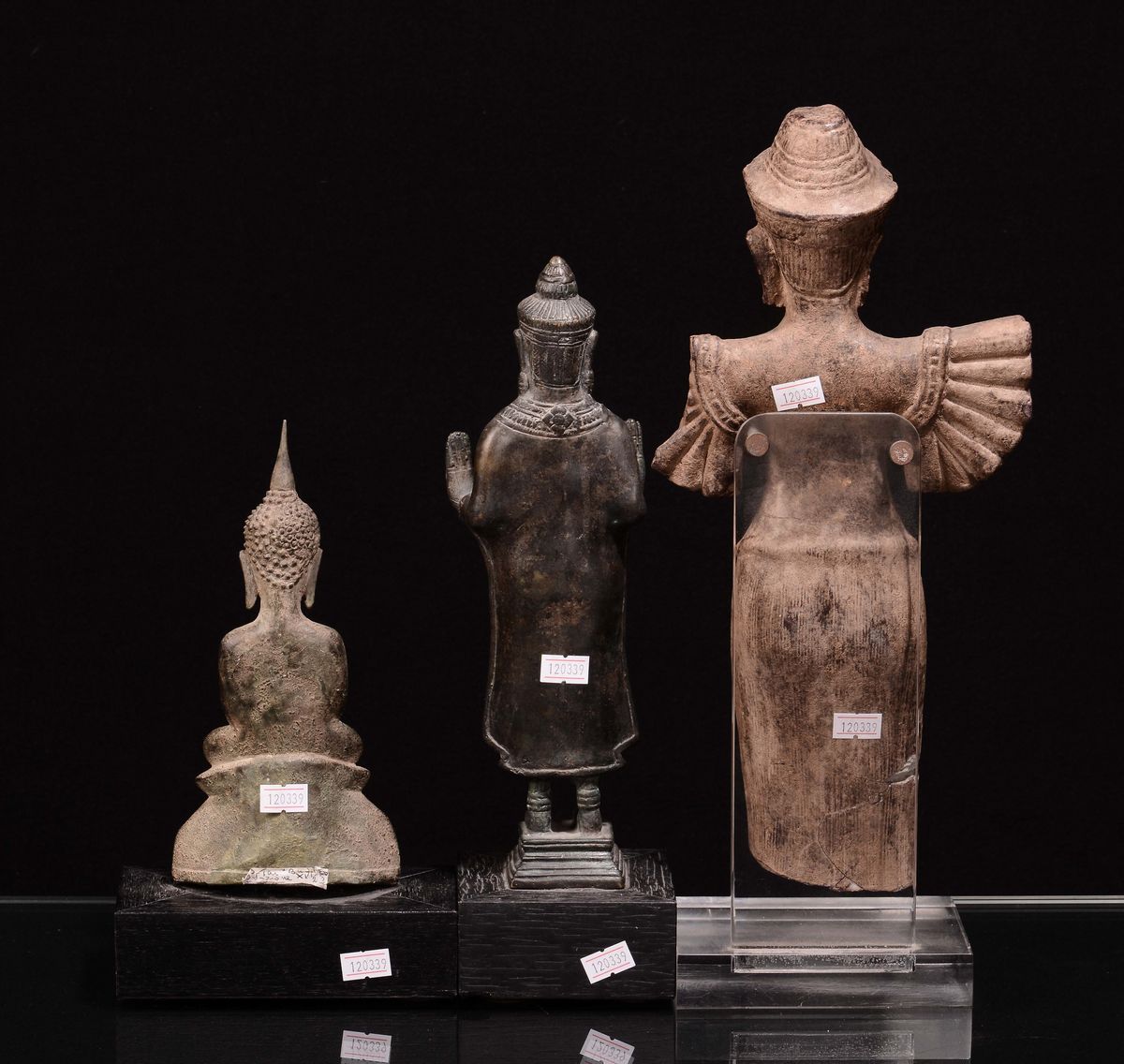 Lotto di Due Statuette in Bronzo e una in Pietra Arenaria, Thailandia, XVII Secolo