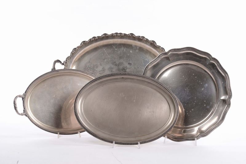 Quattro vassoi diversi in argento  - Asta Arredi e Oggetti d'Arte da Importanti Collezioni Private - Cambi Casa d'Aste