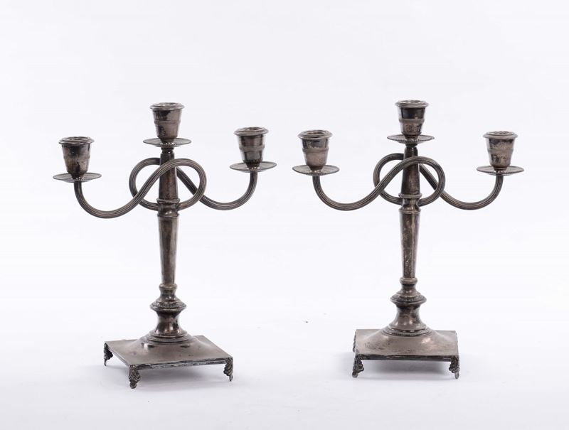 Coppia di candelabri in argento a tre fiamme  - Asta Arredi e Oggetti d'Arte da Importanti Collezioni Private - Cambi Casa d'Aste