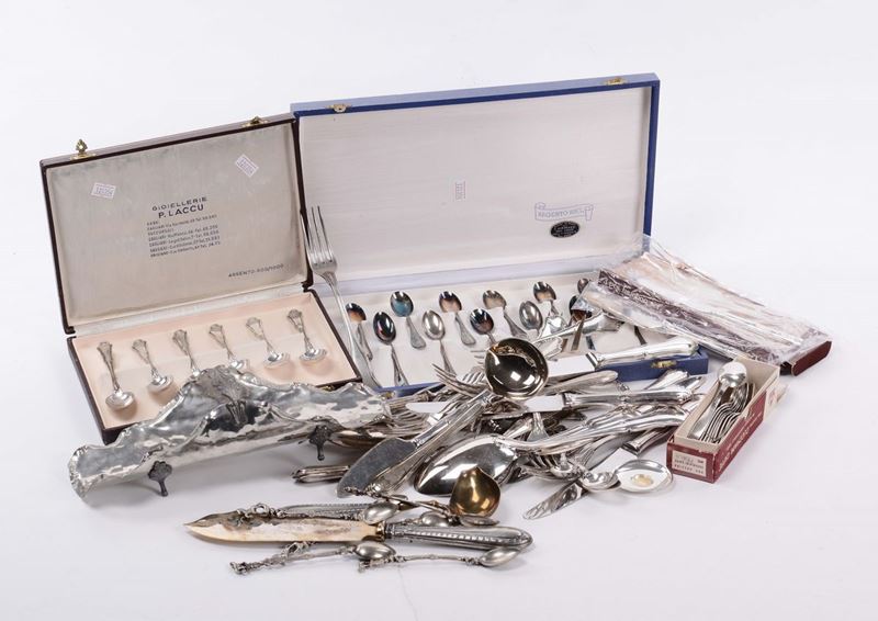 Lotto di posate differenti in argento  - Asta Arredi e Oggetti d'Arte da Importanti Collezioni Private - Cambi Casa d'Aste