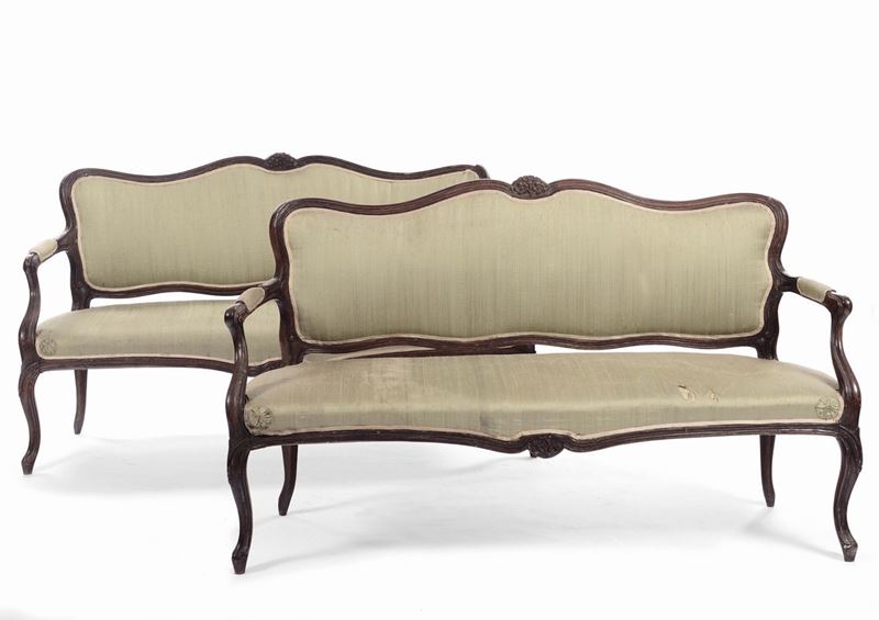 Coppia di divani in noce, XVIII secolo  - Asta Arredi e Oggetti d'Arte da Importanti Collezioni Private - Cambi Casa d'Aste