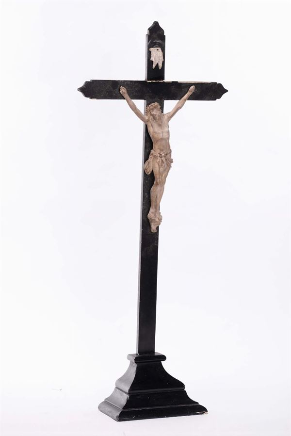 Crocifisso in legno intagliato su croce in legno ebanizzato, XIX secolo