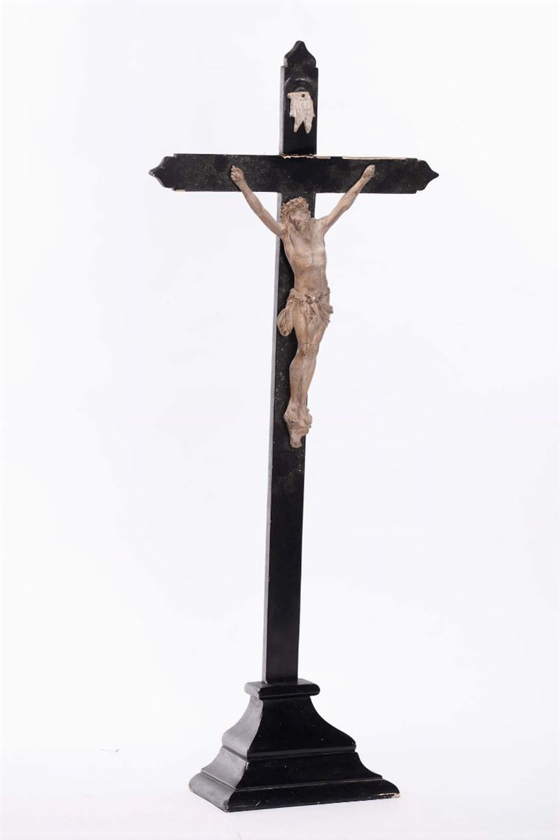 Crocifisso in legno intagliato su croce in legno ebanizzato, XIX secolo  - Asta Asta a Tempo Scultura - Cambi Casa d'Aste