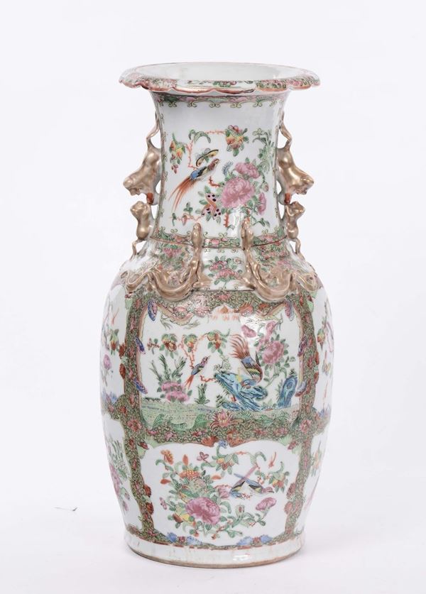 Vaso in porcellana policroma con animali in rilievo, Cina XX secolo