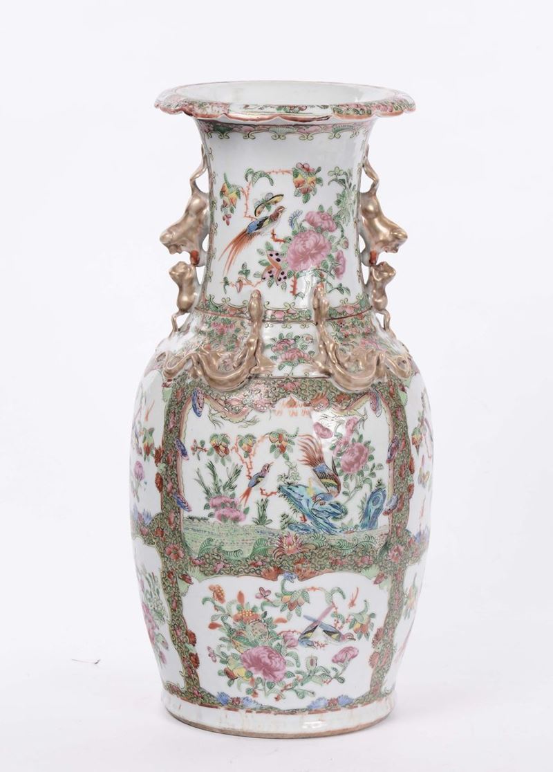 Vaso in porcellana policroma con animali in rilievo, Cina XX secolo  - Auction Furnishings and Works of Art from Important Private Collections - Cambi Casa d'Aste