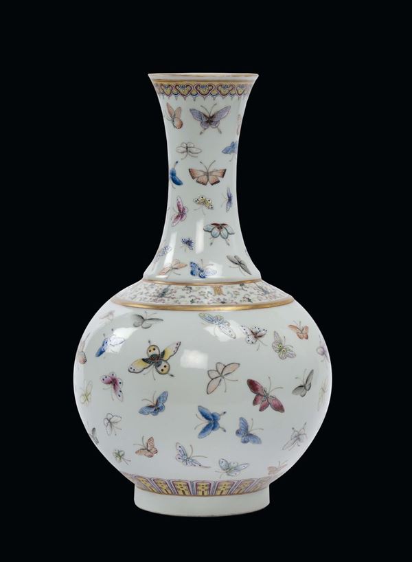 Vaso in porcellana policroma con decoro a farfalle, Famiglia Rosa, Cina, Dinastia Qing, Marca e del Periodo Guangxu (1875-1908)