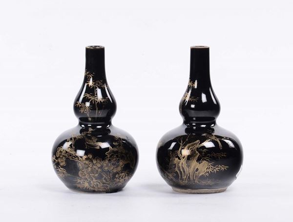 Coppia di piccoli vasi in porcellana, Cina XX secolo