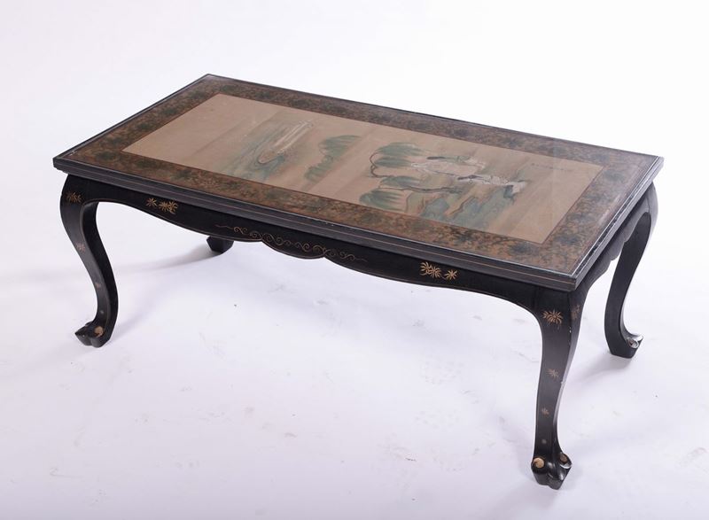 Tavolino basso con pannello dipinto a cineserie  - Asta Arredi e Oggetti d'Arte da Importanti Collezioni Private - Cambi Casa d'Aste