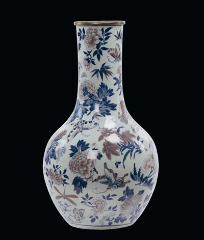 Vaso in Porcellana Bianca e Blu con Decoro Rosso Ferro, Dinastia Qing, Fine del XIX Secolo